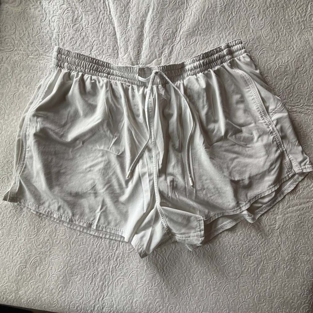 Lululemon Lightweight Athletic Relaxed Short Liner women’s size 14 White pockets